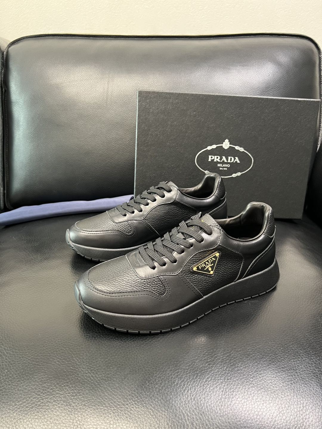 Prada 顶级工艺品，普拉达 专柜同步，原厂配置意大利进口牛皮拼布面料，进口牛皮内里垫，透气舒适，鞋底