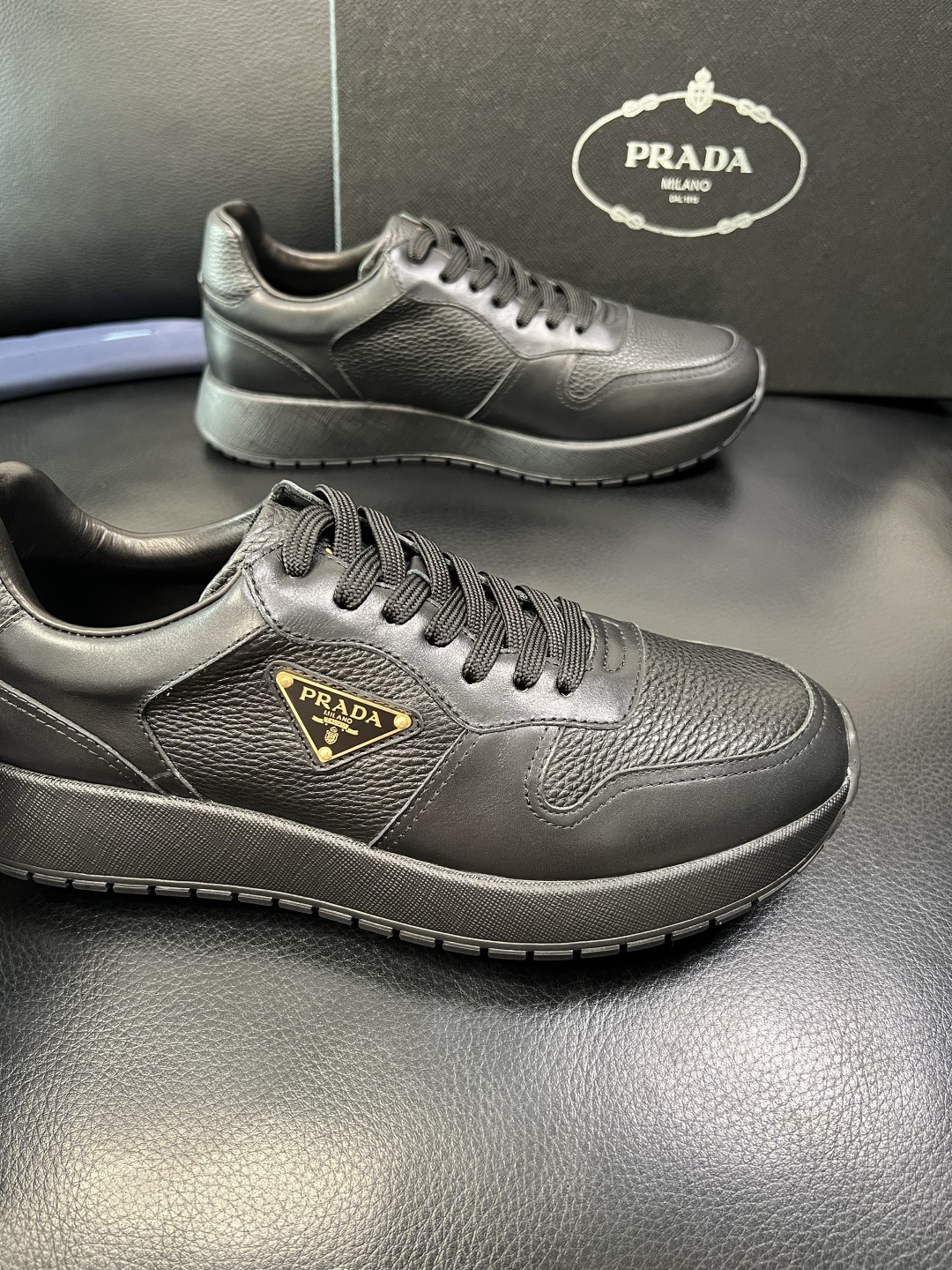 Prada 顶级工艺品，普拉达 专柜同步，原厂配置意大利进口牛皮拼布面料，进口牛皮内里垫，透气舒适，鞋底