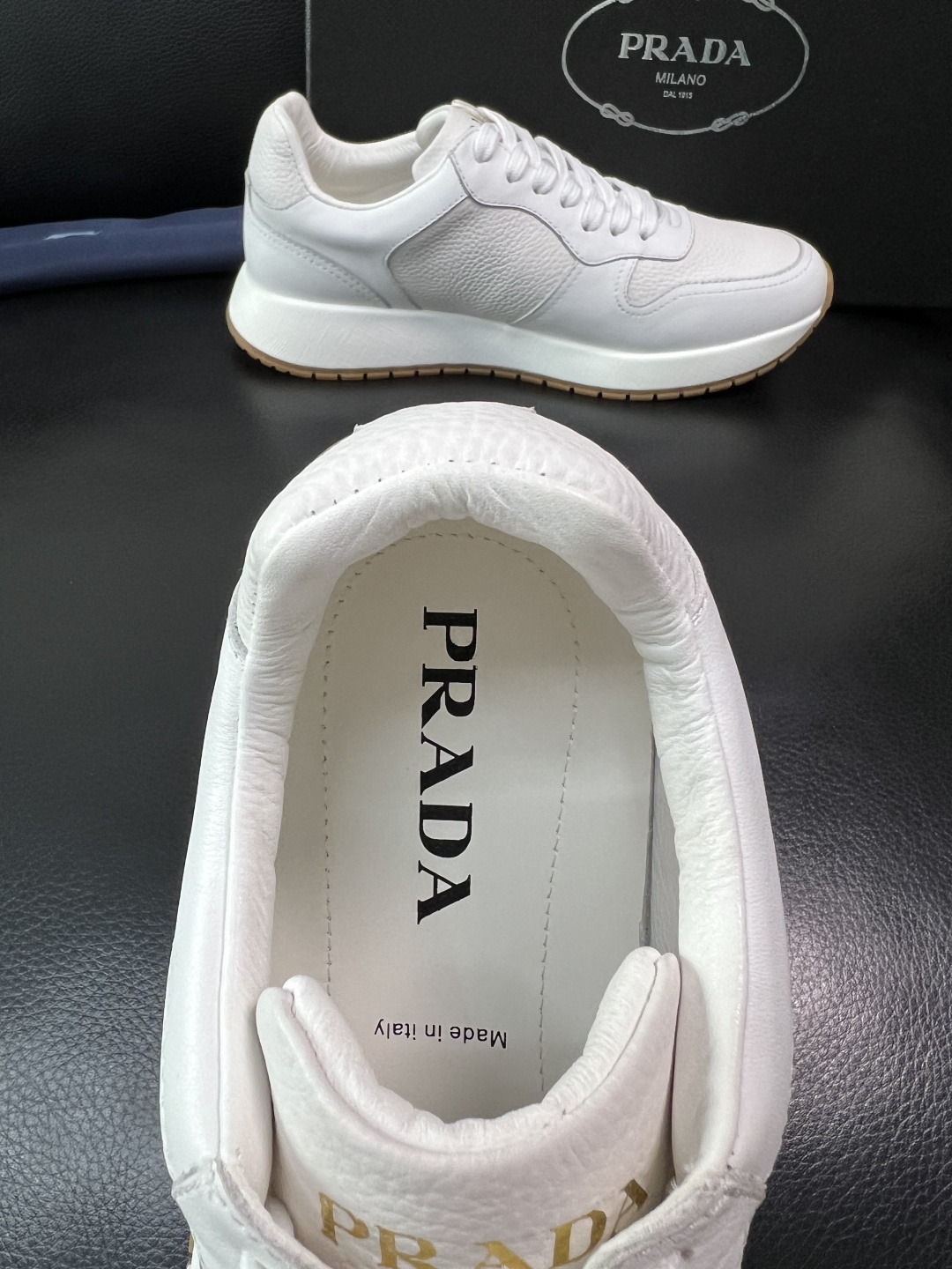 Prada 顶级工艺品，普拉达 专柜同步，原厂配置意大利进口牛皮拼布面料，进口牛皮内里垫，透气舒适，鞋底