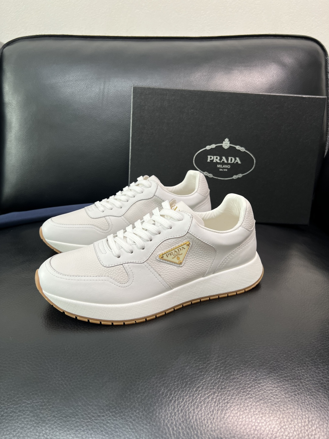 Prada 顶级工艺品，普拉达 专柜同步，原厂配置意大利进口牛皮拼布面料，进口牛皮内里垫，透气舒适，鞋底