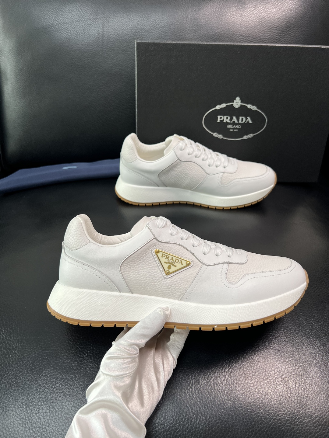 Prada 顶级工艺品，普拉达 专柜同步，原厂配置意大利进口牛皮拼布面料，进口牛皮内里垫，透气舒适，鞋底