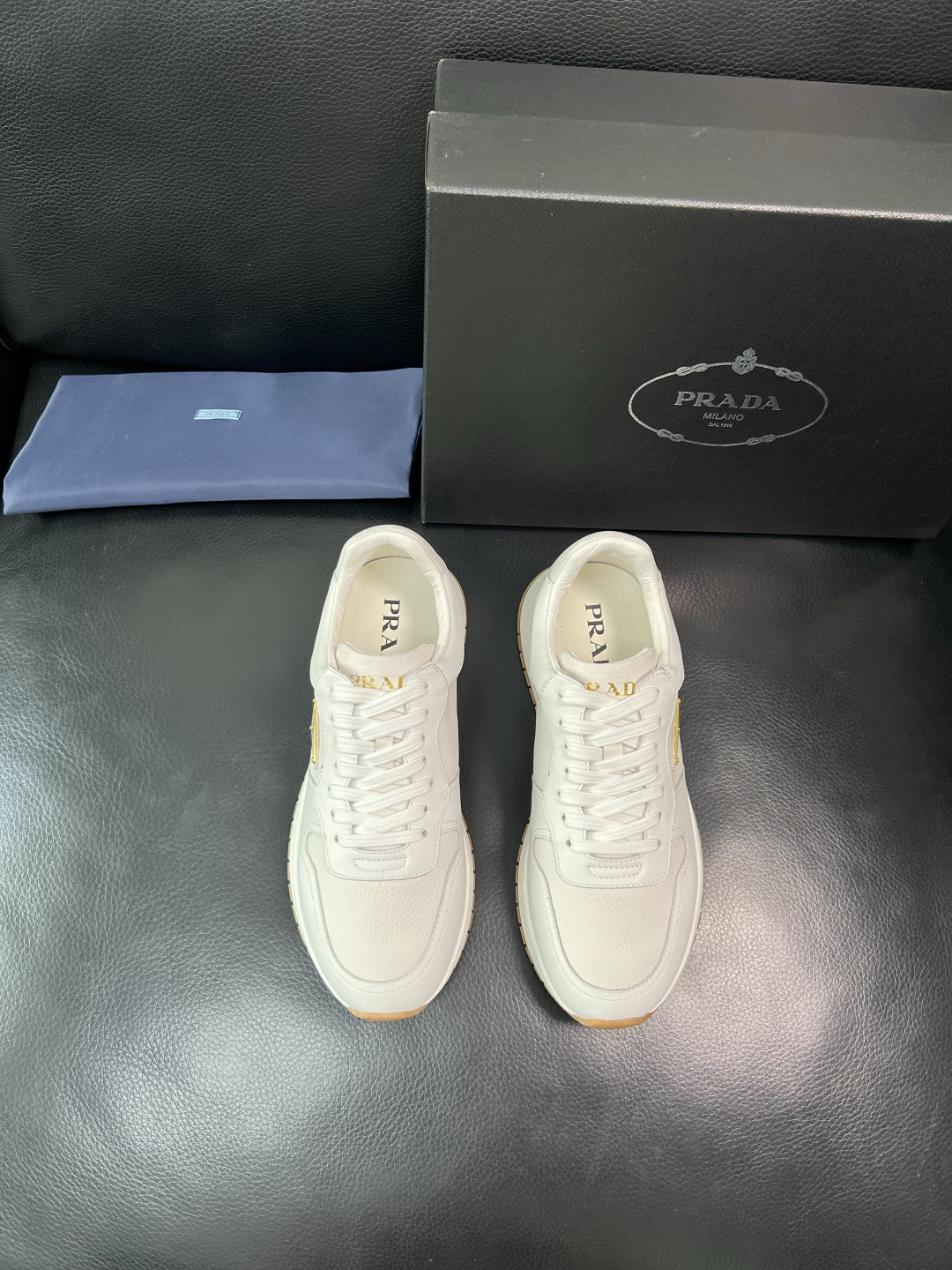 Prada 顶级工艺品，普拉达 专柜同步，原厂配置意大利进口牛皮拼布面料，进口牛皮内里垫，透气舒适，鞋底