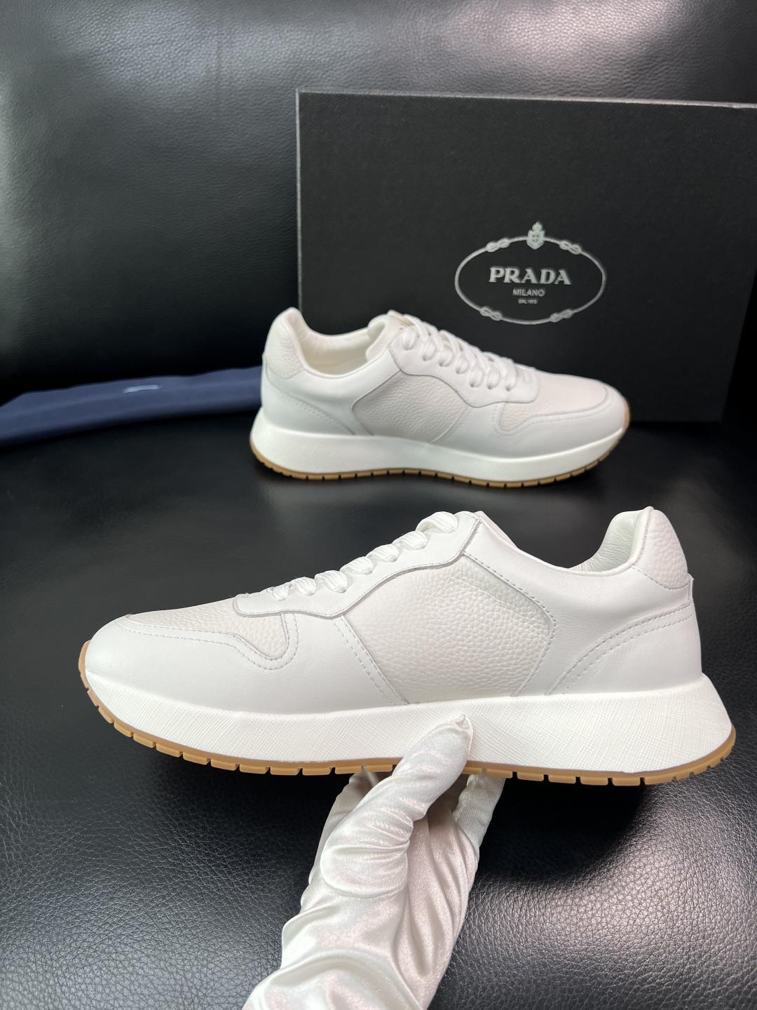 Prada 顶级工艺品，普拉达 专柜同步，原厂配置意大利进口牛皮拼布面料，进口牛皮内里垫，透气舒适，鞋底