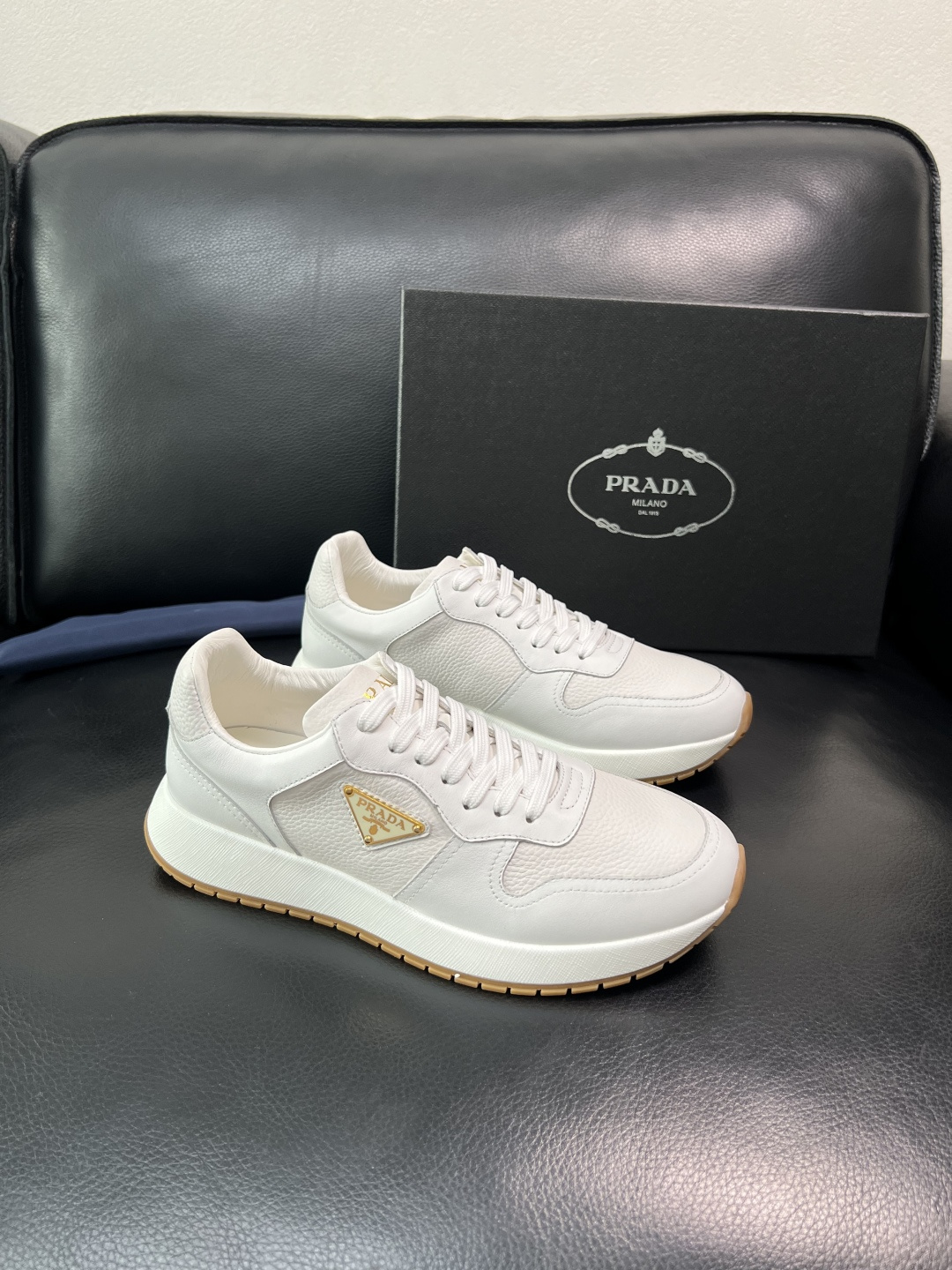 Prada 顶级工艺品，普拉达 专柜同步，原厂配置意大利进口牛皮拼布面料，进口牛皮内里垫，透气舒适，鞋底
