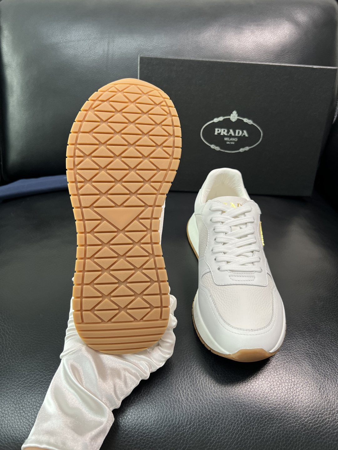 Prada 顶级工艺品，普拉达 专柜同步，原厂配置意大利进口牛皮拼布面料，进口牛皮内里垫，透气舒适，鞋底