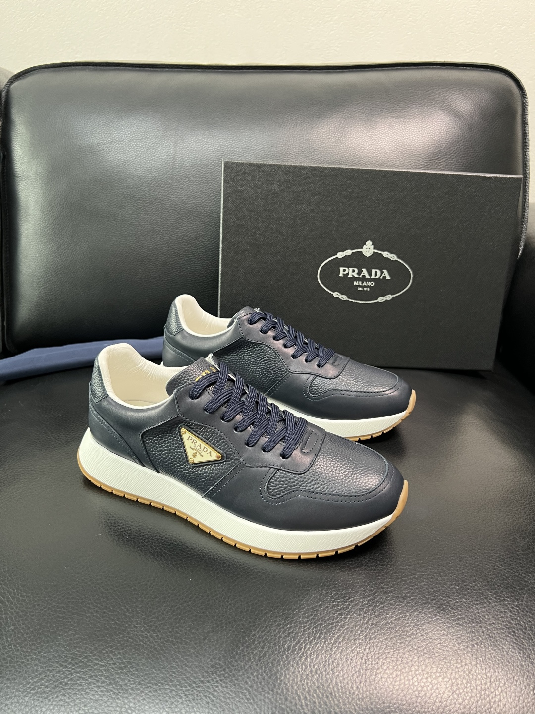 Prada 顶级工艺品，普拉达 专柜同步，原厂配置意大利进口牛皮拼布面料，进口牛皮内里垫，透气舒适，鞋底