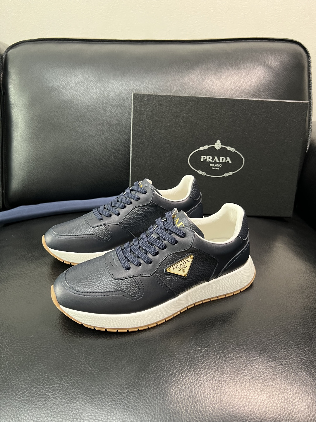 Prada 顶级工艺品，普拉达 专柜同步，原厂配置意大利进口牛皮拼布面料，进口牛皮内里垫，透气舒适，鞋底