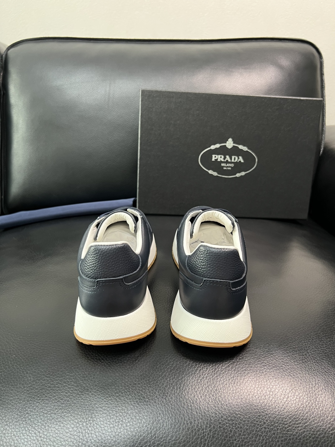 Prada 顶级工艺品，普拉达 专柜同步，原厂配置意大利进口牛皮拼布面料，进口牛皮内里垫，透气舒适，鞋底