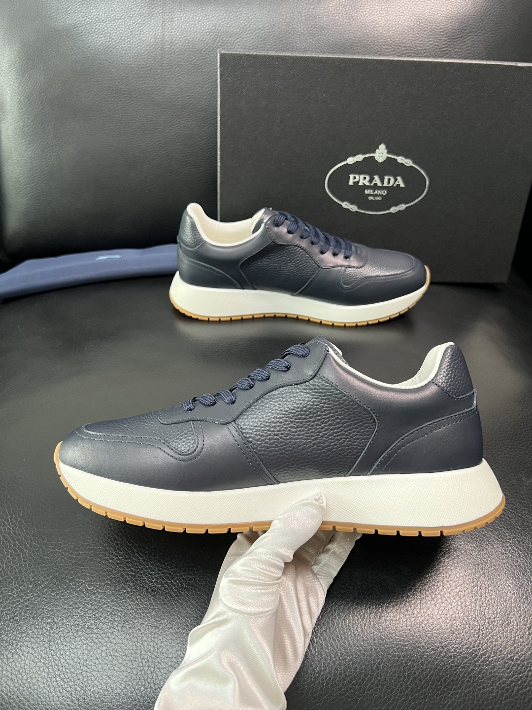 Prada 顶级工艺品，普拉达 专柜同步，原厂配置意大利进口牛皮拼布面料，进口牛皮内里垫，透气舒适，鞋底