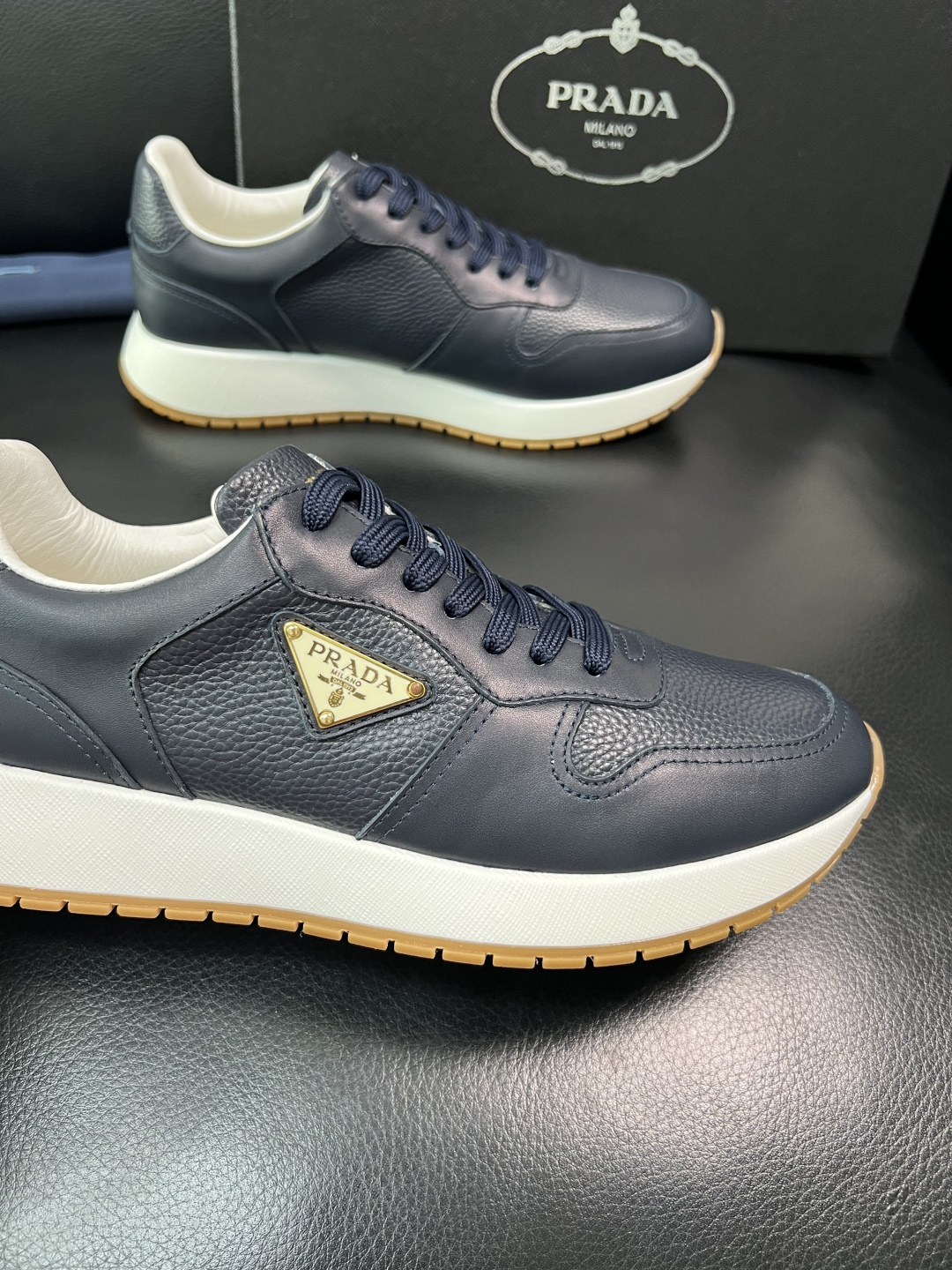 Prada 顶级工艺品，普拉达 专柜同步，原厂配置意大利进口牛皮拼布面料，进口牛皮内里垫，透气舒适，鞋底