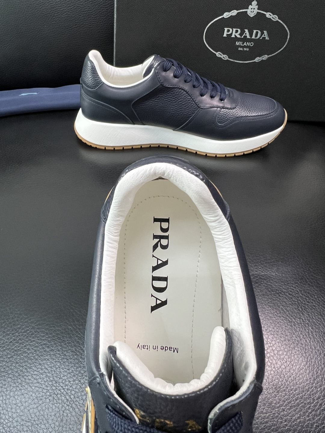 Prada 顶级工艺品，普拉达 专柜同步，原厂配置意大利进口牛皮拼布面料，进口牛皮内里垫，透气舒适，鞋底