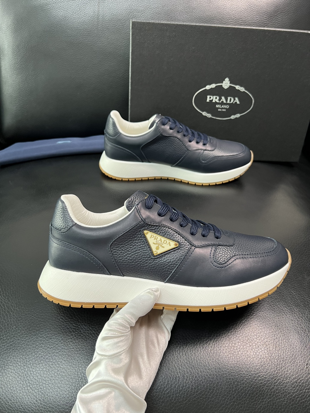 Prada 顶级工艺品，普拉达 专柜同步，原厂配置意大利进口牛皮拼布面料，进口牛皮内里垫，透气舒适，鞋底