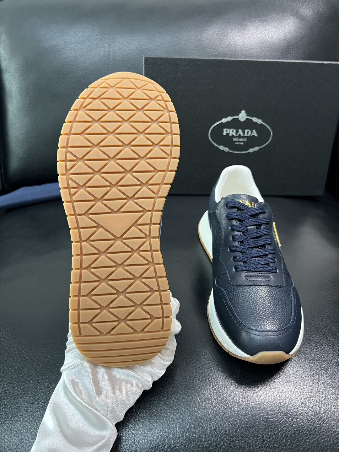 Prada 顶级工艺品，普拉达 专柜同步，原厂配置意大利进口牛皮拼布面料，进口牛皮内里垫，透气舒适，鞋底