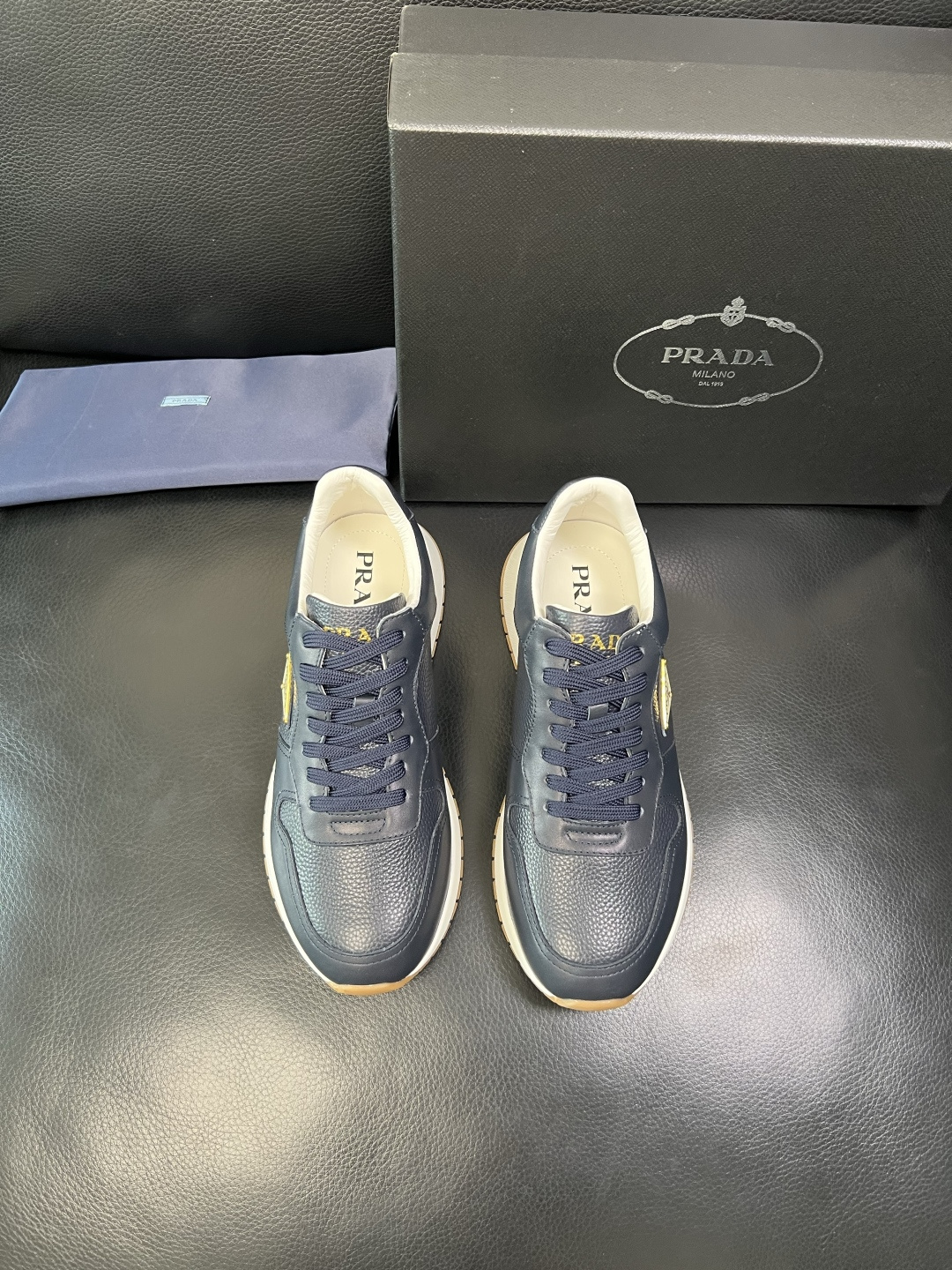 Prada 顶级工艺品，普拉达 专柜同步，原厂配置意大利进口牛皮拼布面料，进口牛皮内里垫，透气舒适，鞋底
