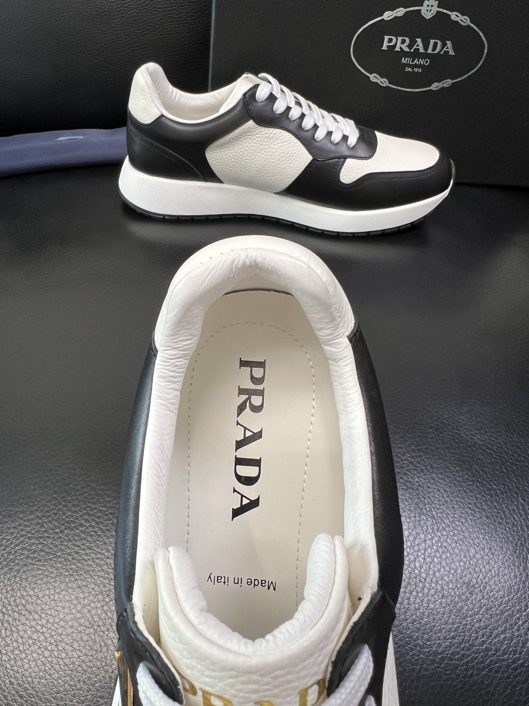 Prada 顶级工艺品，普拉达 专柜同步，原厂配置意大利进口牛皮拼布面料，进口牛皮内里垫，透气舒适，鞋底