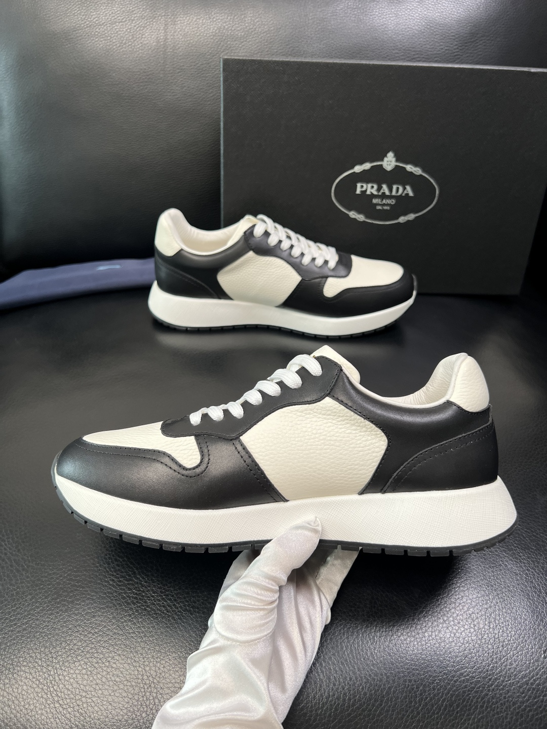 Prada 顶级工艺品，普拉达 专柜同步，原厂配置意大利进口牛皮拼布面料，进口牛皮内里垫，透气舒适，鞋底