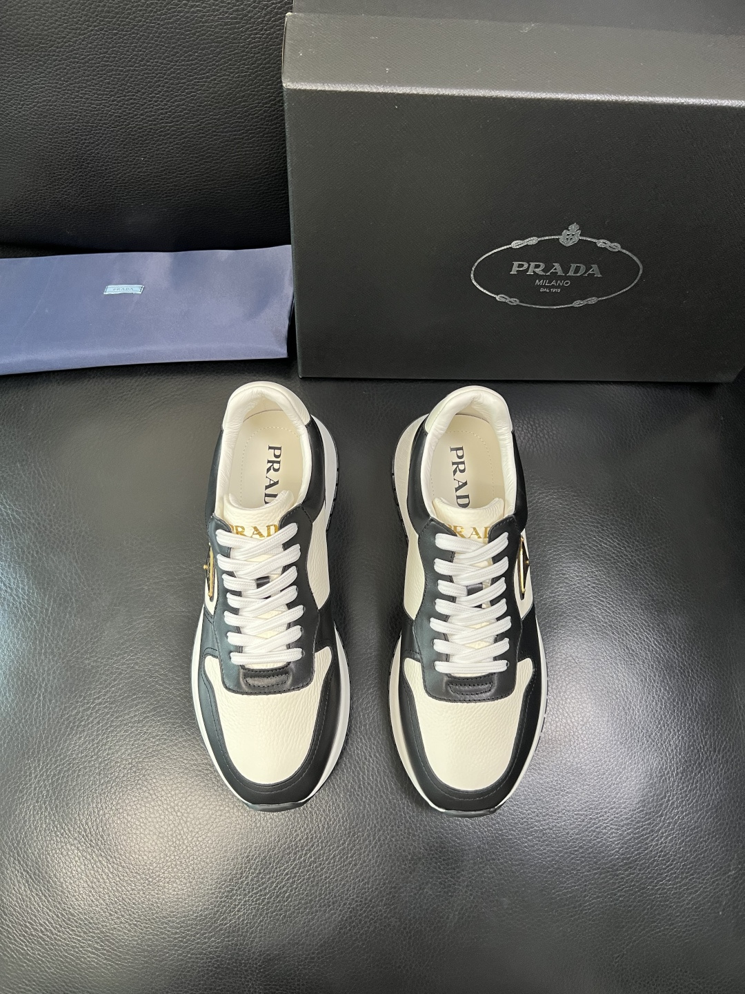 Prada 顶级工艺品，普拉达 专柜同步，原厂配置意大利进口牛皮拼布面料，进口牛皮内里垫，透气舒适，鞋底