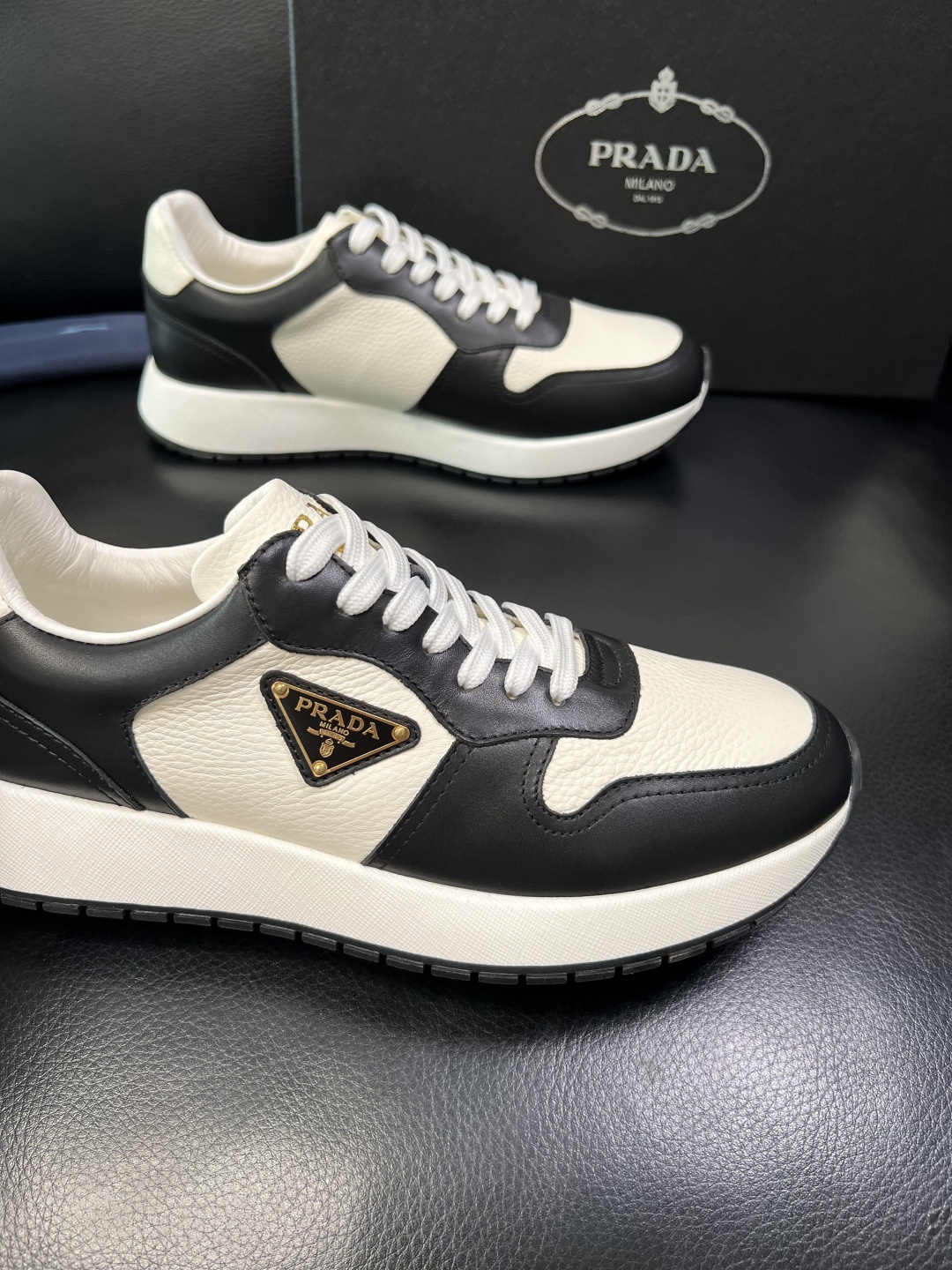 Prada 顶级工艺品，普拉达 专柜同步，原厂配置意大利进口牛皮拼布面料，进口牛皮内里垫，透气舒适，鞋底