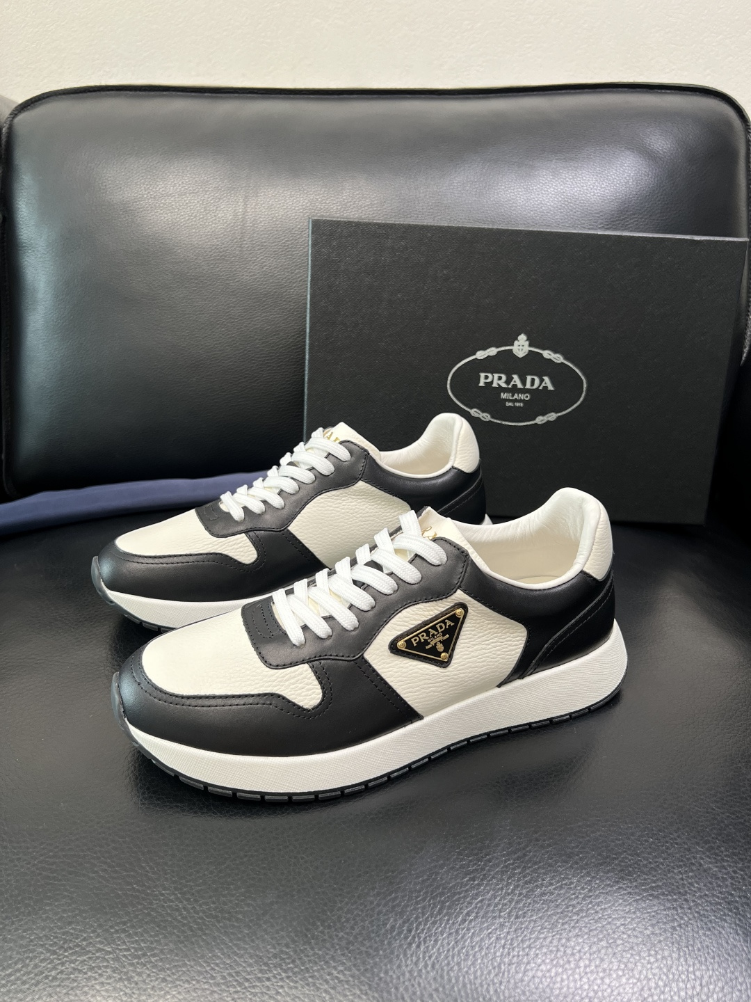 Prada 顶级工艺品，普拉达 专柜同步，原厂配置意大利进口牛皮拼布面料，进口牛皮内里垫，透气舒适，鞋底