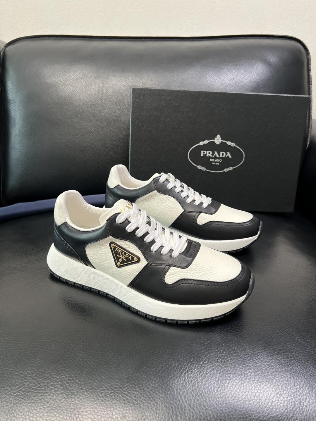 Prada 顶级工艺品，普拉达 专柜同步，原厂配置意大利进口牛皮拼布面料，进口牛皮内里垫，透气舒适，鞋底