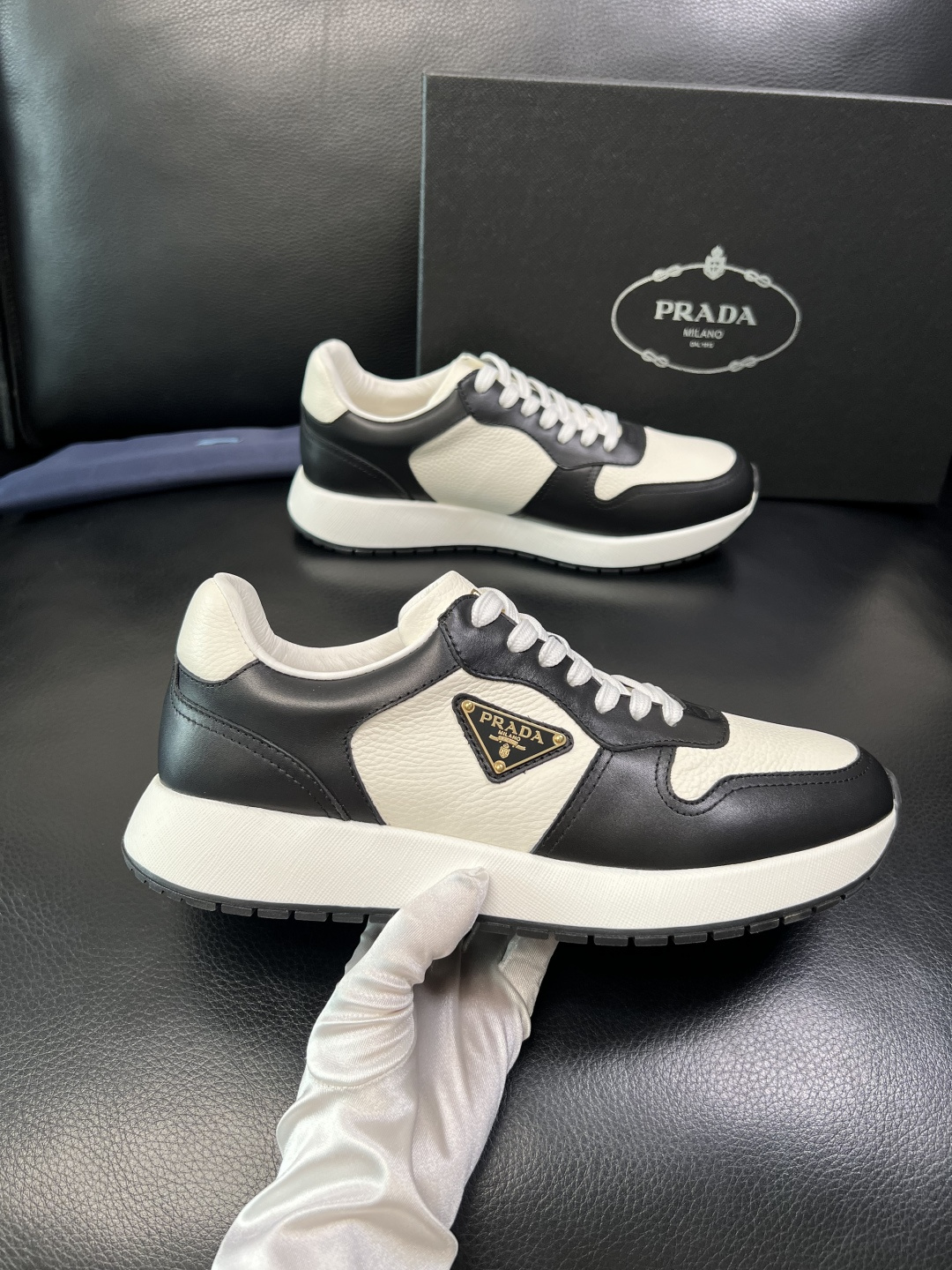 Prada 顶级工艺品，普拉达 专柜同步，原厂配置意大利进口牛皮拼布面料，进口牛皮内里垫，透气舒适，鞋底