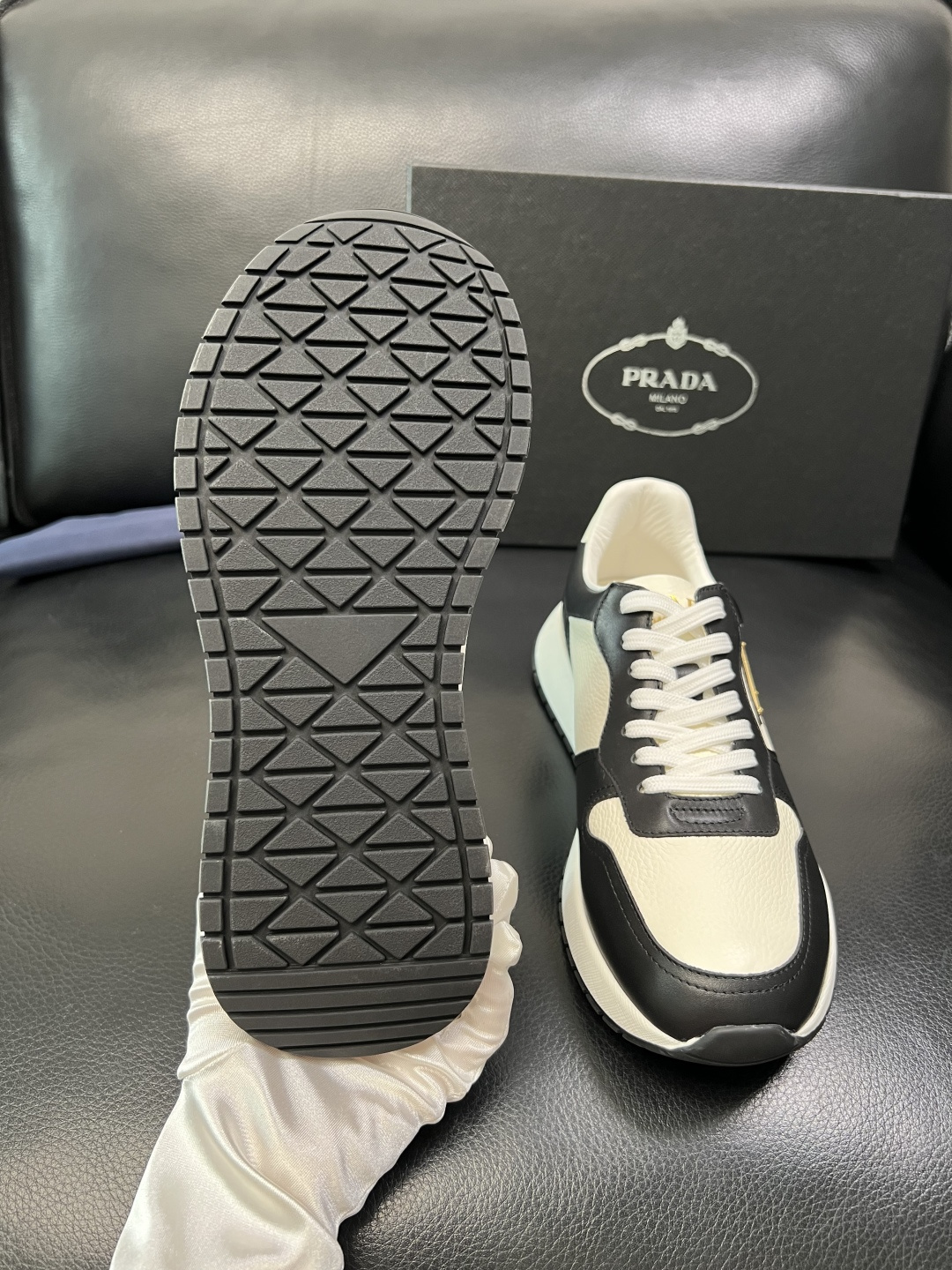 Prada 顶级工艺品，普拉达 专柜同步，原厂配置意大利进口牛皮拼布面料，进口牛皮内里垫，透气舒适，鞋底