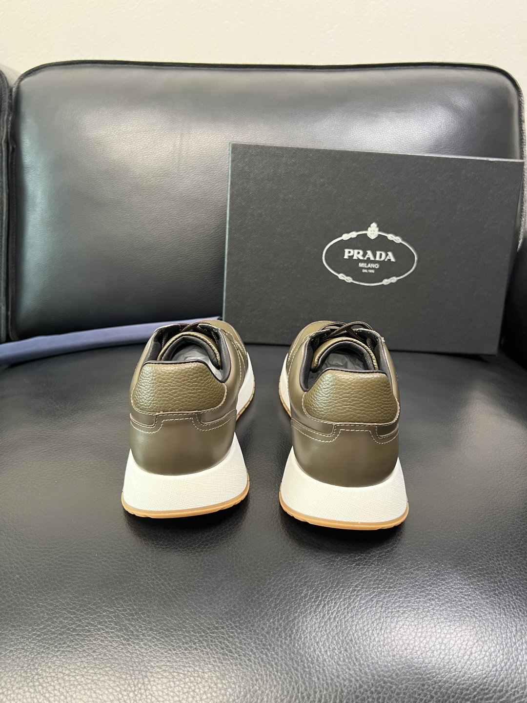 Prada 顶级工艺品，普拉达 专柜同步，原厂配置意大利进口牛皮拼布面料，进口牛皮内里垫，透气舒适，鞋底