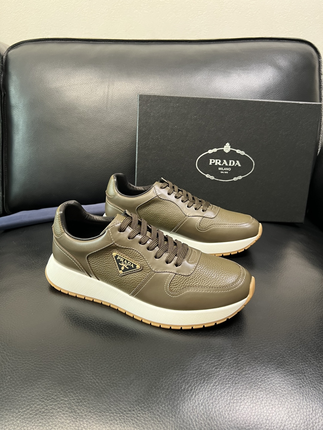 Prada 顶级工艺品，普拉达 专柜同步，原厂配置意大利进口牛皮拼布面料，进口牛皮内里垫，透气舒适，鞋底