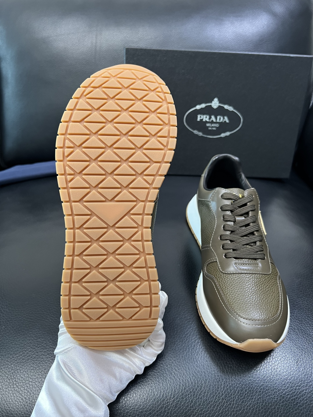Prada 顶级工艺品，普拉达 专柜同步，原厂配置意大利进口牛皮拼布面料，进口牛皮内里垫，透气舒适，鞋底