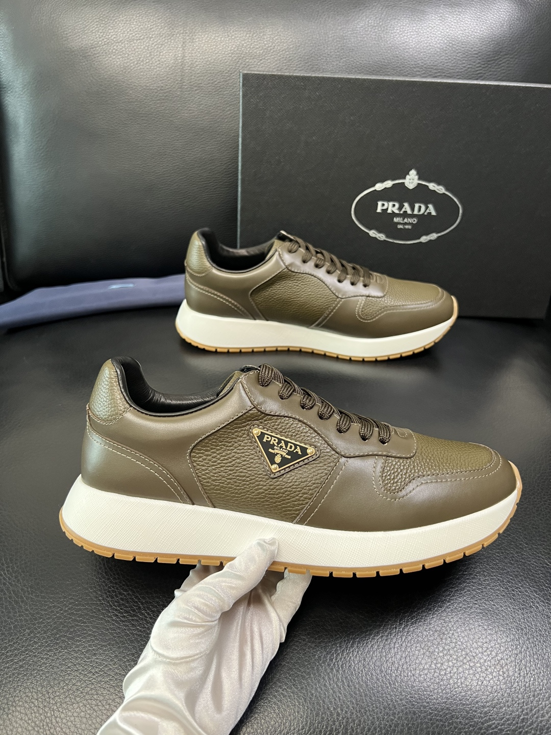 Prada 顶级工艺品，普拉达 专柜同步，原厂配置意大利进口牛皮拼布面料，进口牛皮内里垫，透气舒适，鞋底