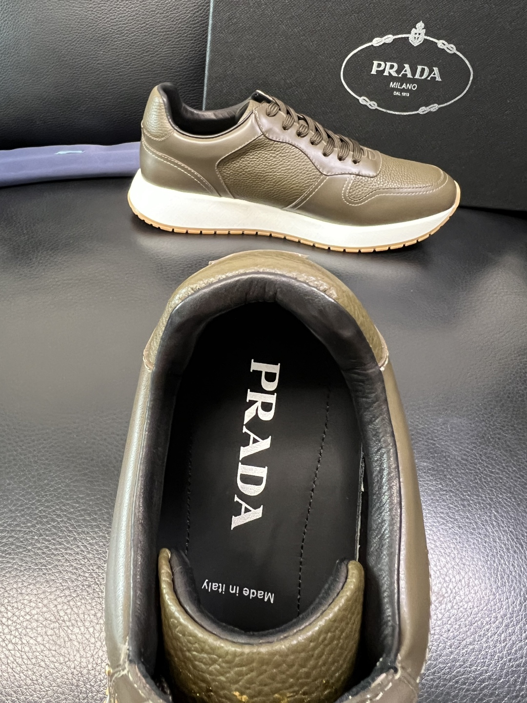 Prada 顶级工艺品，普拉达 专柜同步，原厂配置意大利进口牛皮拼布面料，进口牛皮内里垫，透气舒适，鞋底