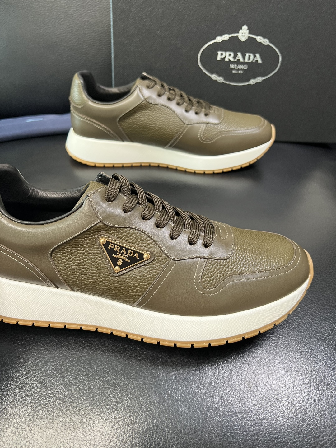 Prada 顶级工艺品，普拉达 专柜同步，原厂配置意大利进口牛皮拼布面料，进口牛皮内里垫，透气舒适，鞋底