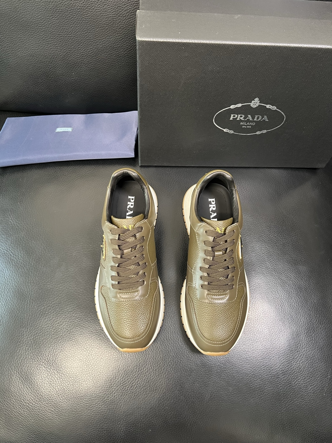 Prada 顶级工艺品，普拉达 专柜同步，原厂配置意大利进口牛皮拼布面料，进口牛皮内里垫，透气舒适，鞋底