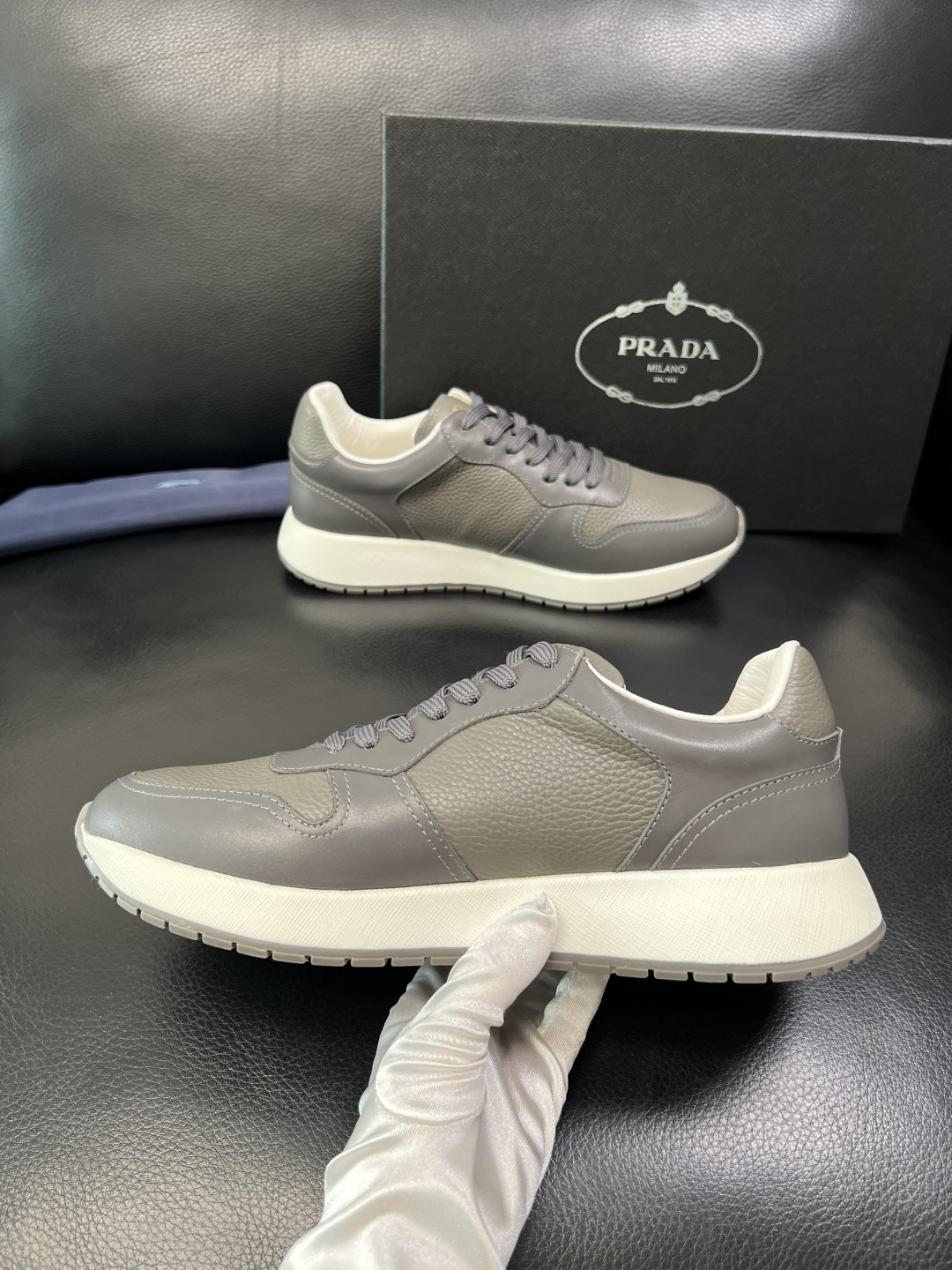 Prada 顶级工艺品，普拉达 专柜同步，原厂配置意大利进口牛皮拼布面料，进口牛皮内里垫，透气舒适，鞋底