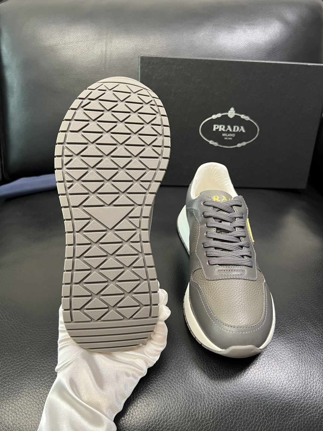 Prada 顶级工艺品，普拉达 专柜同步，原厂配置意大利进口牛皮拼布面料，进口牛皮内里垫，透气舒适，鞋底