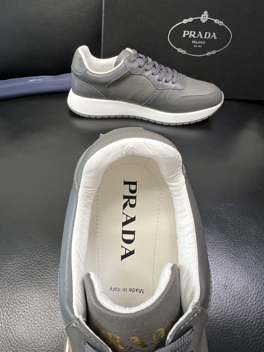 Prada 顶级工艺品，普拉达 专柜同步，原厂配置意大利进口牛皮拼布面料，进口牛皮内里垫，透气舒适，鞋底