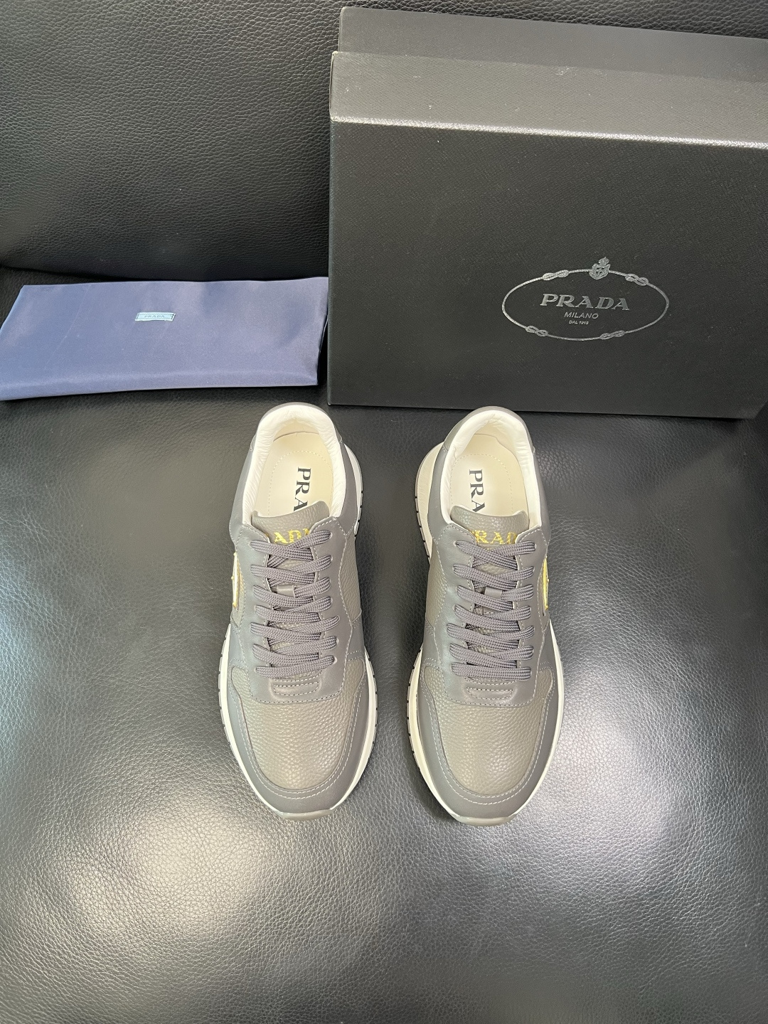 Prada 顶级工艺品，普拉达 专柜同步，原厂配置意大利进口牛皮拼布面料，进口牛皮内里垫，透气舒适，鞋底