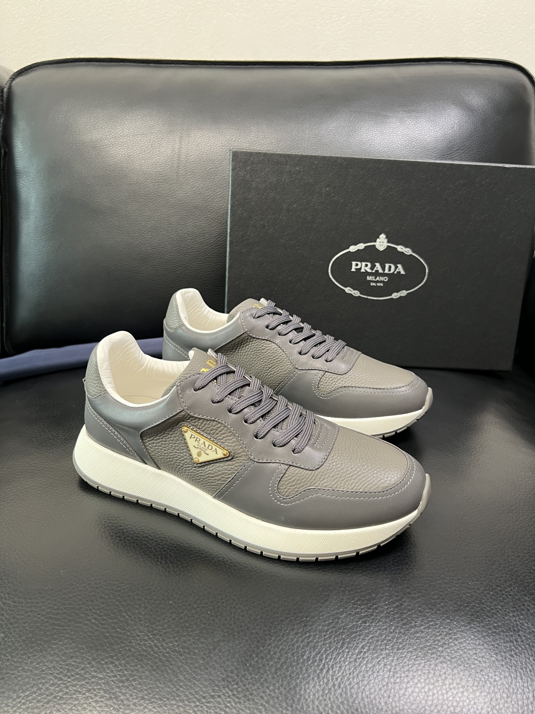 Prada 顶级工艺品，普拉达 专柜同步，原厂配置意大利进口牛皮拼布面料，进口牛皮内里垫，透气舒适，鞋底