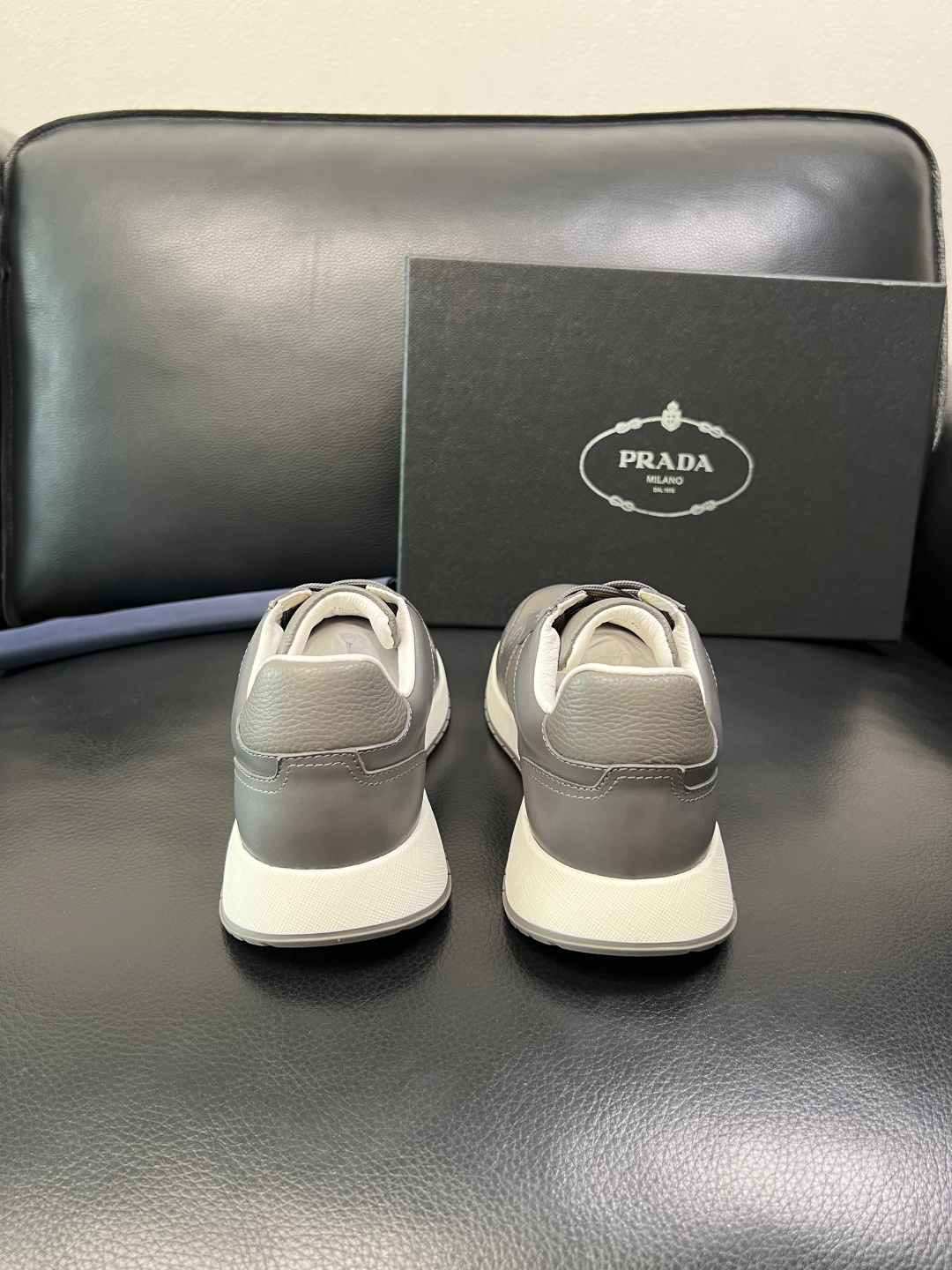 Prada 顶级工艺品，普拉达 专柜同步，原厂配置意大利进口牛皮拼布面料，进口牛皮内里垫，透气舒适，鞋底