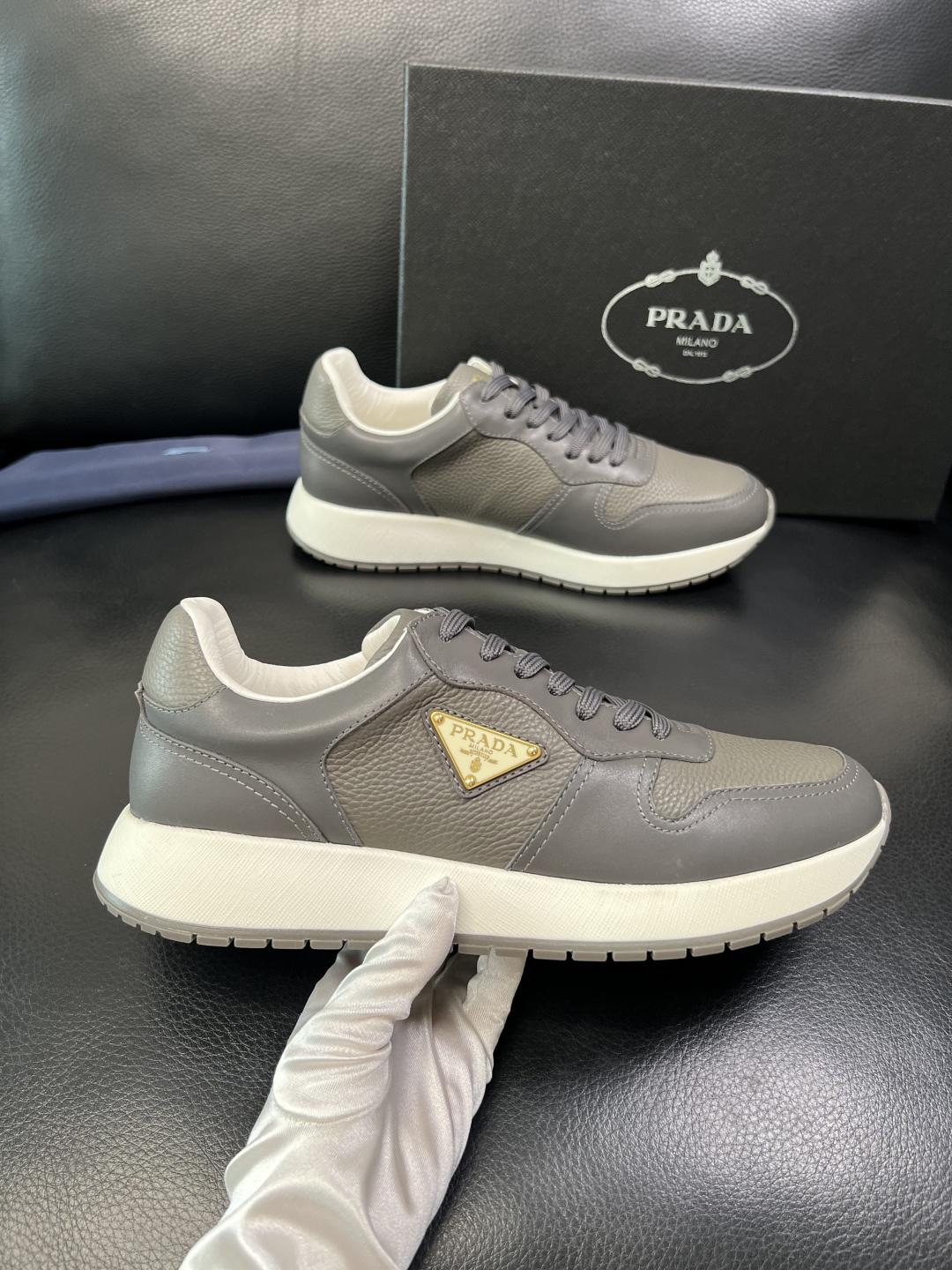Prada 顶级工艺品，普拉达 专柜同步，原厂配置意大利进口牛皮拼布面料，进口牛皮内里垫，透气舒适，鞋底