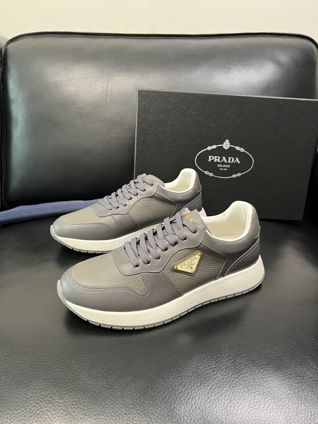 Prada 顶级工艺品，普拉达 专柜同步，原厂配置意大利进口牛皮拼布面料，进口牛皮内里垫，透气舒适，鞋底