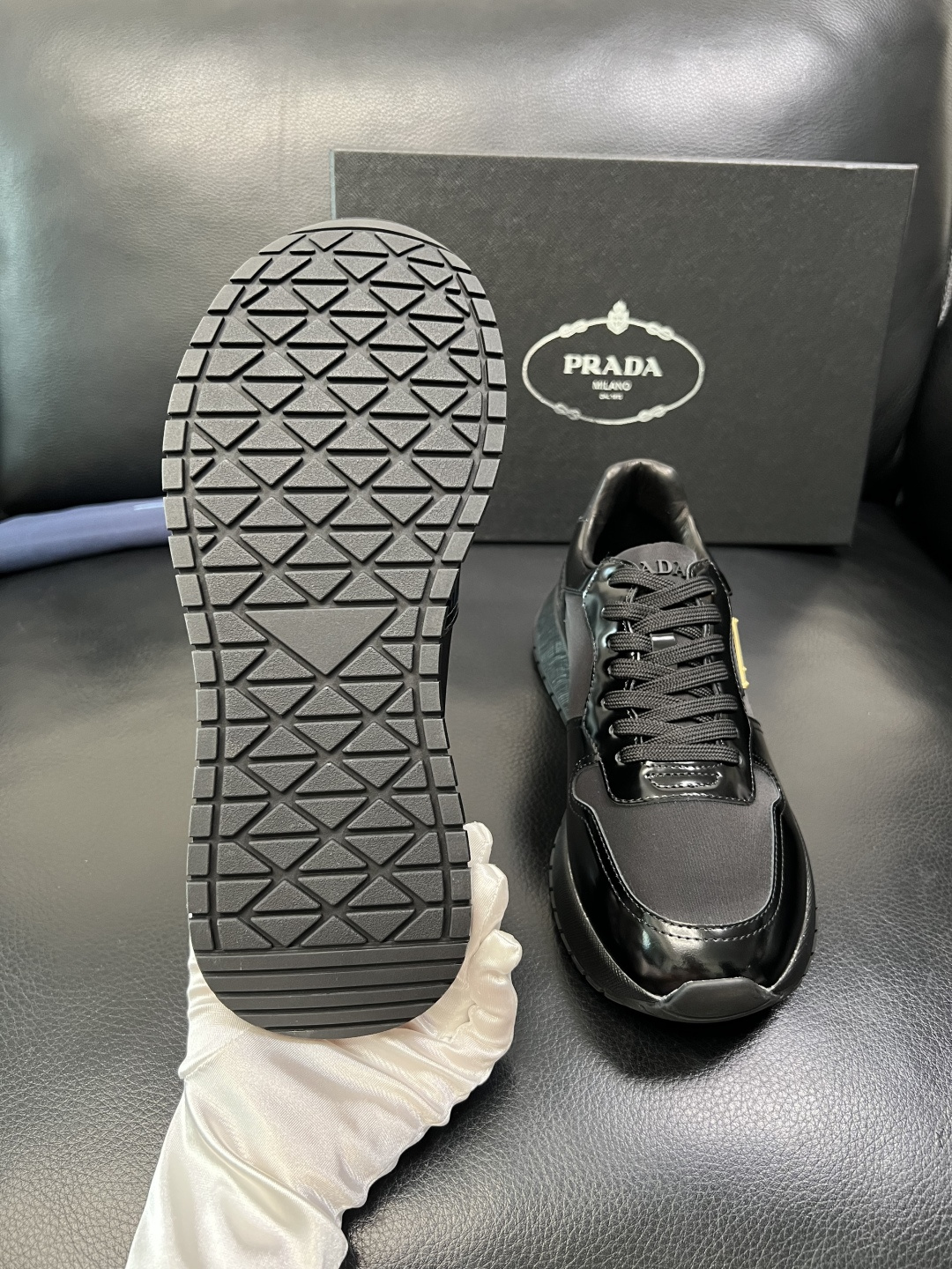 Prada 顶级工艺品，普拉达 专柜同步，原厂配置意大利进口牛皮拼布面料，进口牛皮内里垫，透气舒适，鞋底