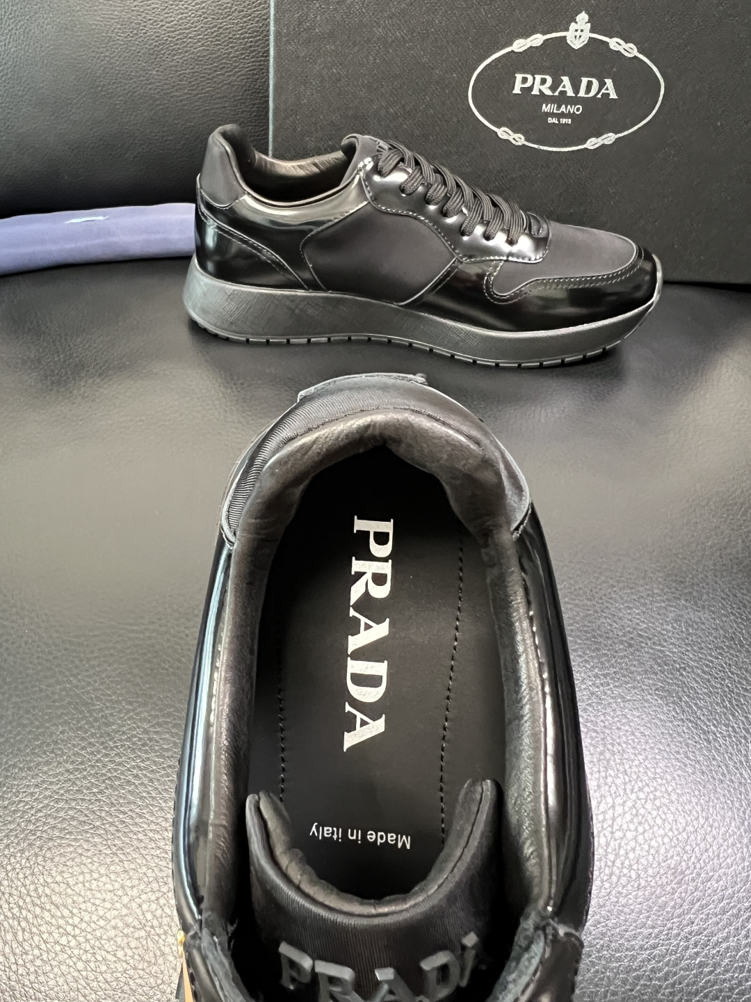 Prada 顶级工艺品，普拉达 专柜同步，原厂配置意大利进口牛皮拼布面料，进口牛皮内里垫，透气舒适，鞋底