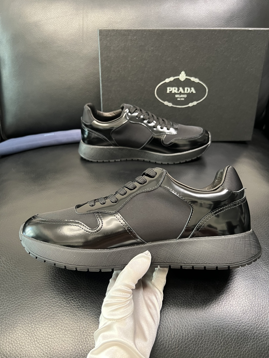 Prada 顶级工艺品，普拉达 专柜同步，原厂配置意大利进口牛皮拼布面料，进口牛皮内里垫，透气舒适，鞋底