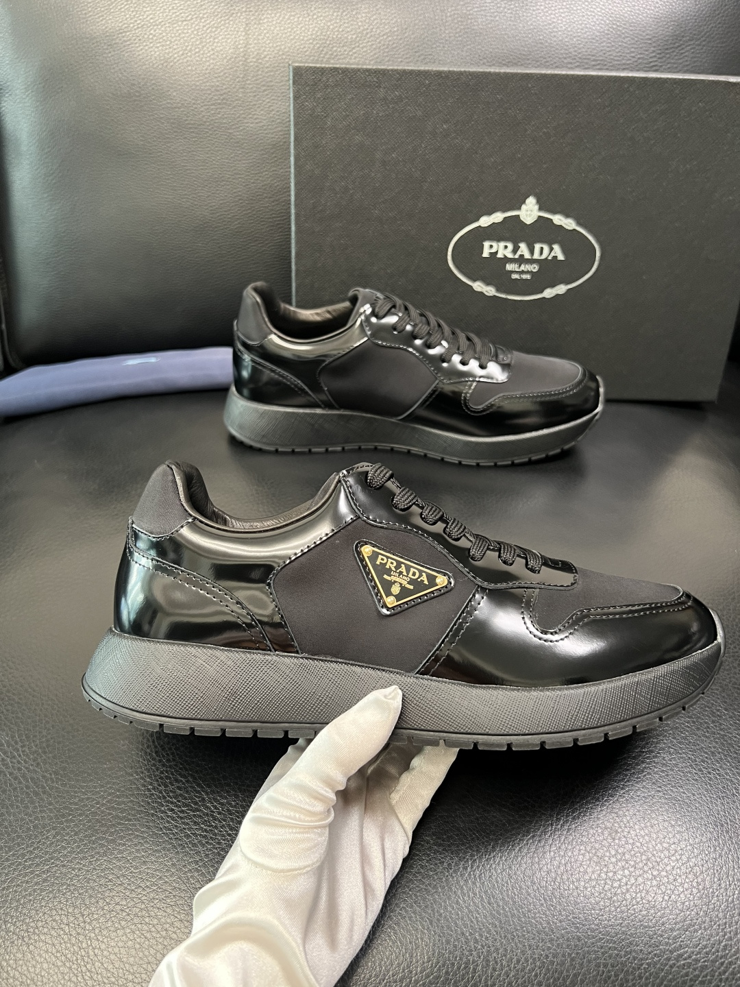 Prada 顶级工艺品，普拉达 专柜同步，原厂配置意大利进口牛皮拼布面料，进口牛皮内里垫，透气舒适，鞋底