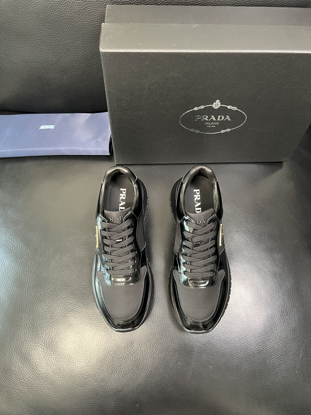 Prada 顶级工艺品，普拉达 专柜同步，原厂配置意大利进口牛皮拼布面料，进口牛皮内里垫，透气舒适，鞋底