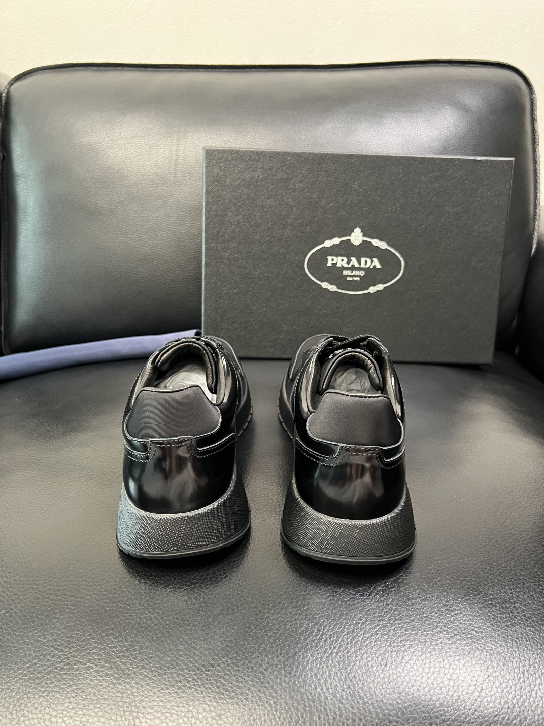 Prada 顶级工艺品，普拉达 专柜同步，原厂配置意大利进口牛皮拼布面料，进口牛皮内里垫，透气舒适，鞋底