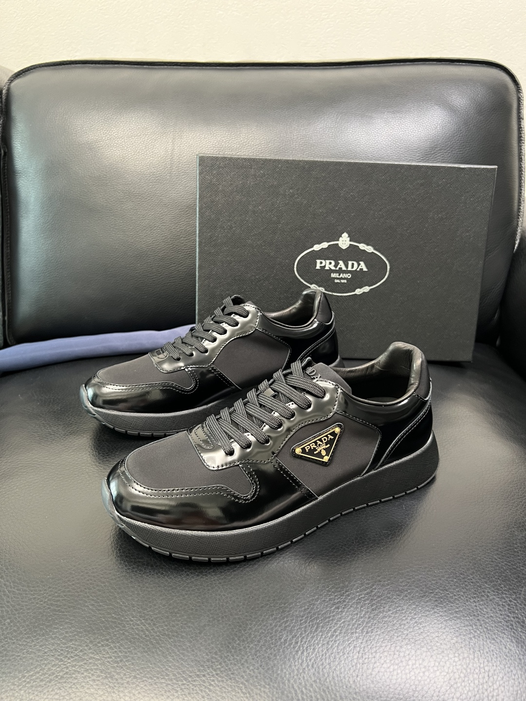 Prada 顶级工艺品，普拉达 专柜同步，原厂配置意大利进口牛皮拼布面料，进口牛皮内里垫，透气舒适，鞋底