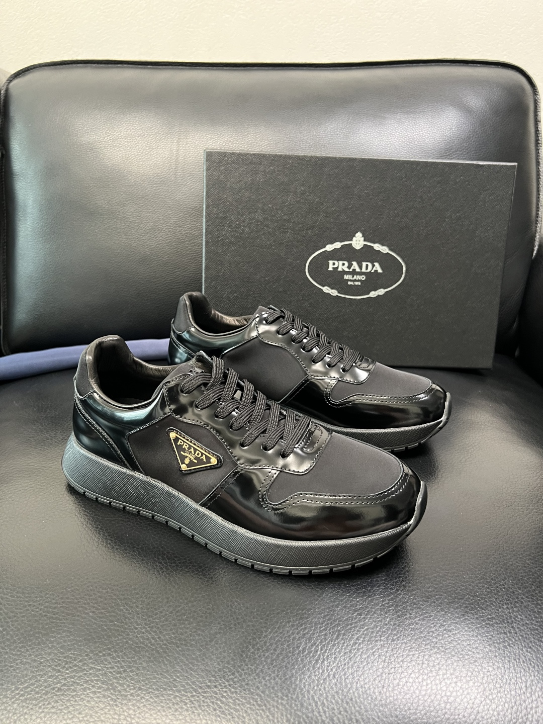 Prada 顶级工艺品，普拉达 专柜同步，原厂配置意大利进口牛皮拼布面料，进口牛皮内里垫，透气舒适，鞋底