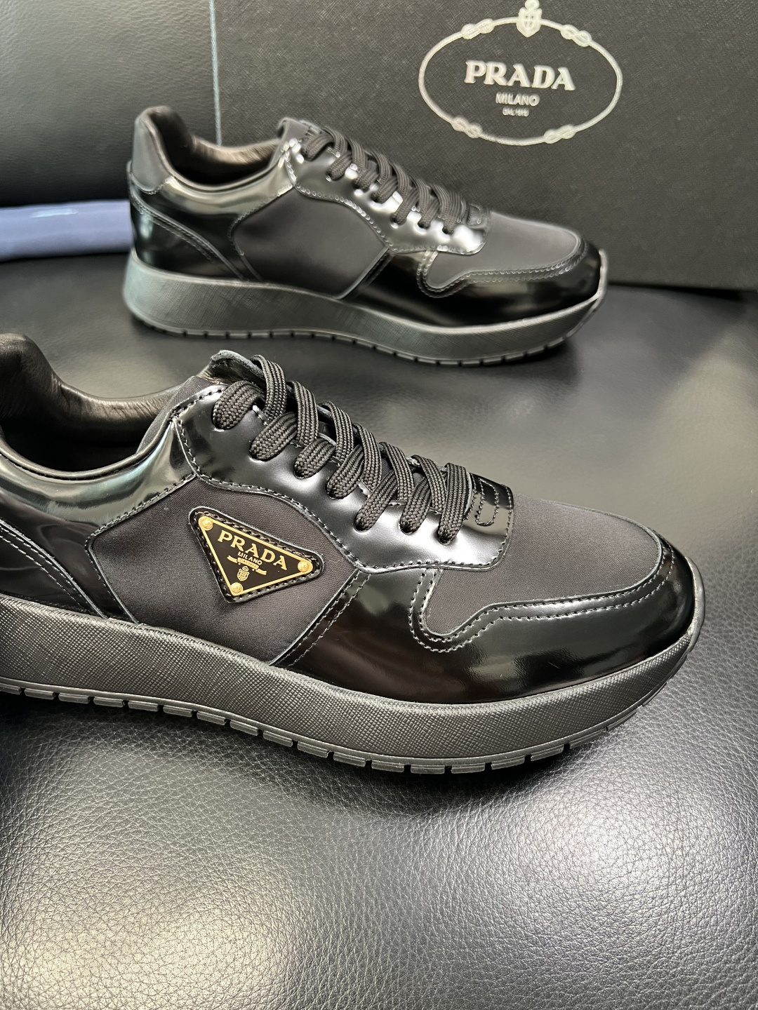 Prada 顶级工艺品，普拉达 专柜同步，原厂配置意大利进口牛皮拼布面料，进口牛皮内里垫，透气舒适，鞋底